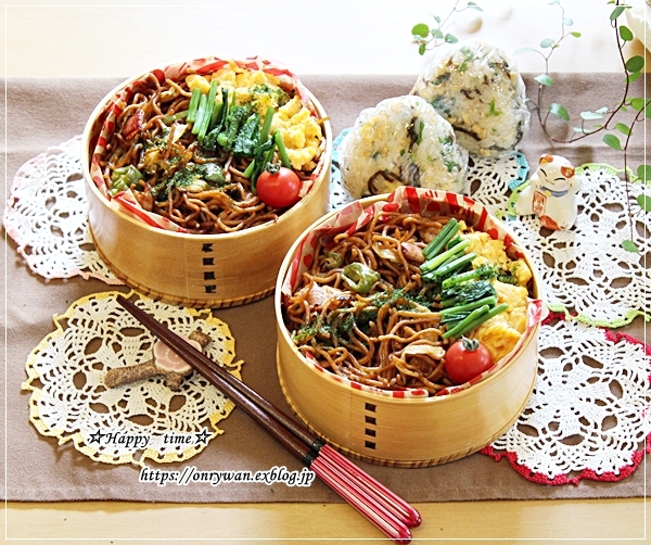 焼きそばと具たくさんおむすび・ダブル炭水化物弁当♪_f0348032_16141430.jpg