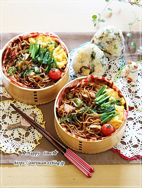 焼きそばと具たくさんおむすび・ダブル炭水化物弁当♪_f0348032_16142176.jpg