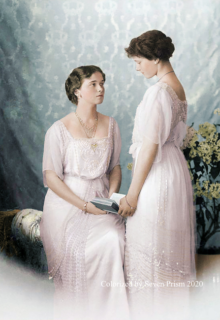 ロマノフ家 オリガ妃とタチアナ妃 1913年 Colorized War And Peace モノクロ写真のデジタル着色