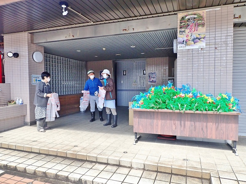 毘沙門通りに「花飾り」が付きました_c0336902_20345684.jpg