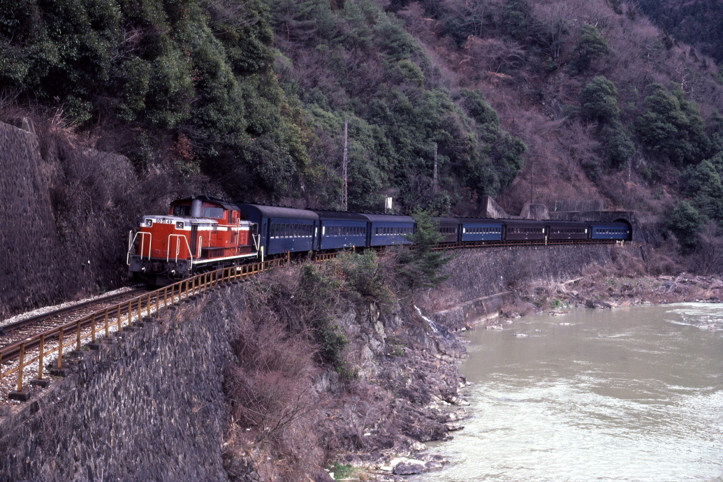 武庫川に沿って走る旧型客車　- 福知山線 -_b0190710_19414093.jpg