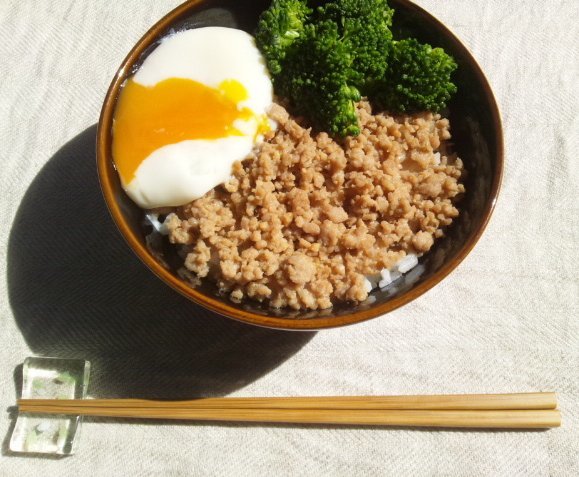 作り置きの肉みそで、肉味噌のそぼろ丼、温玉のせ　＋次回は、肉味噌を使い回しを_f0364715_17135390.jpg