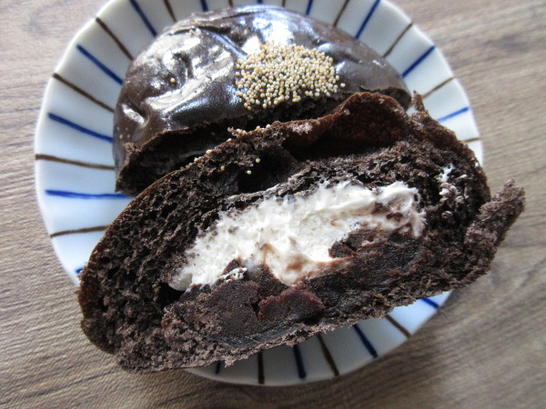 FAMIMA BAKERY チョコあんぱん(ホイップクリーム入り)@ファミマ_c0152767_14551083.jpg
