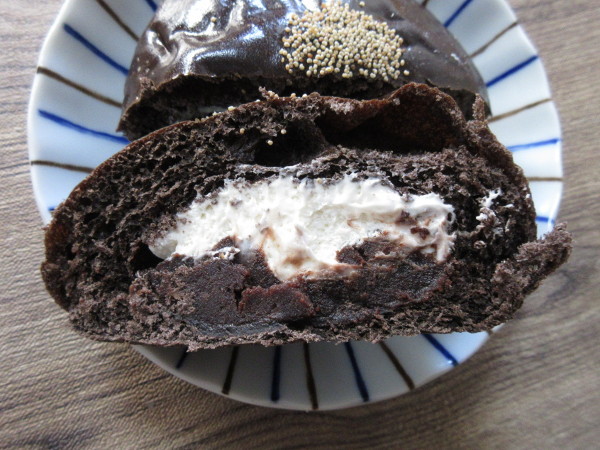 FAMIMA BAKERY チョコあんぱん(ホイップクリーム入り)@ファミマ_c0152767_14561583.jpg