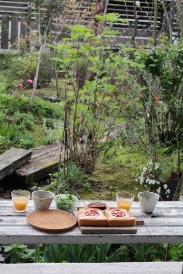 庭を見ながら朝ごはん ほのぼのまめまめ