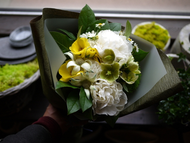 ご自宅での四十九日法要に花束 白 黄色系 真駒内緑町にお届け 04 26 札幌 花屋 Mell Flowers
