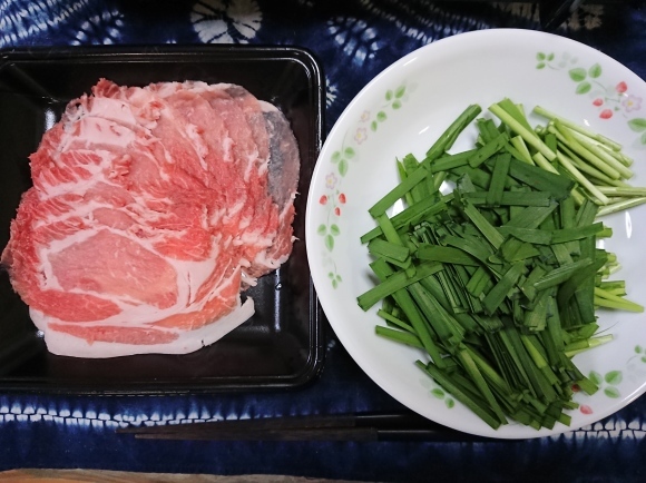 4/26夕飯 サッポロそれが人生、黒ラベル、宝焼酎お茶割り、ウーロン割り、韮しゃぶ@自宅_b0042308_00334520.jpg