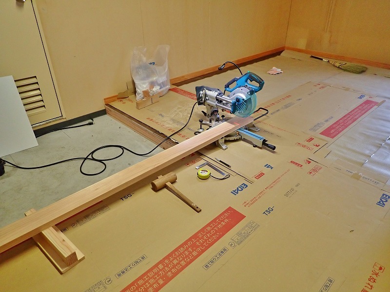 会館の荷物部屋で床貼りのテキトウ仕上げです_c0336902_17393342.jpg