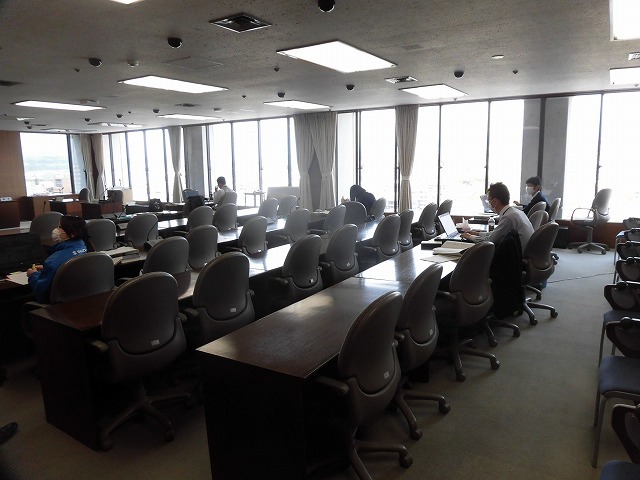 市役所も分散型ワークスタイル そして今日から「新型コロナウイルス感染拡大防止協力金」の受付開始 _f0141310_08041298.jpg