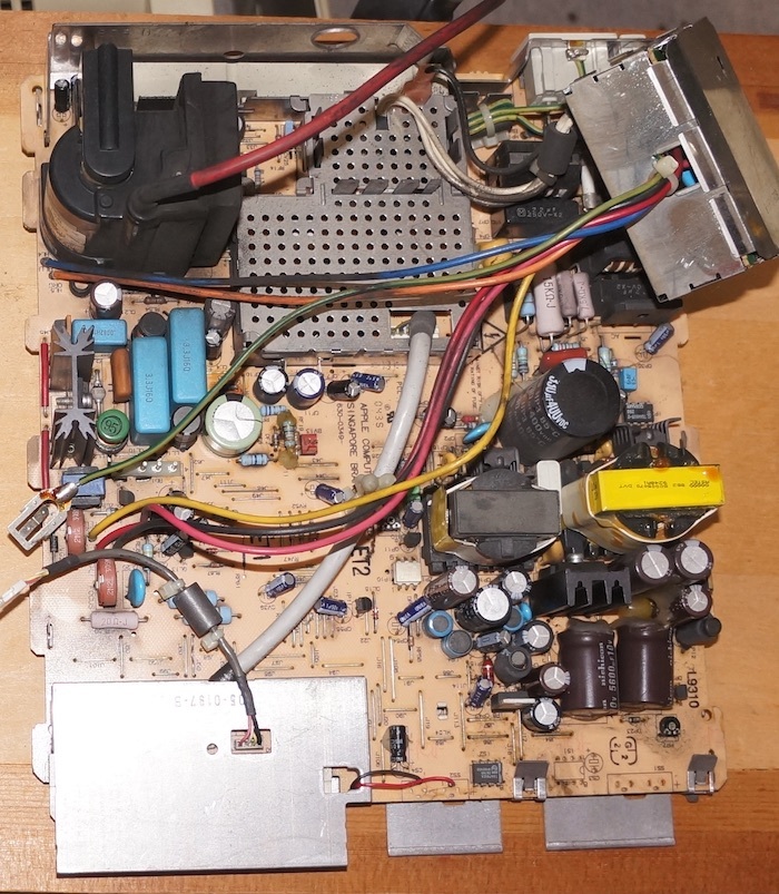 Macintosh Color Classic II のコンデンサ交換とApple IIe Card Macintosh Color Classic II のコンデンサ交換とApple IIe Card