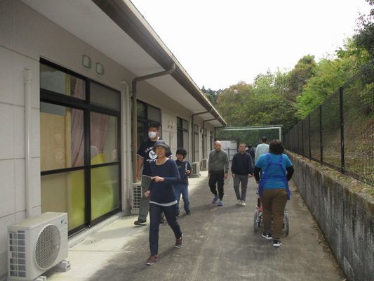 4/28 朝の散歩_a0154110_08183300.jpg