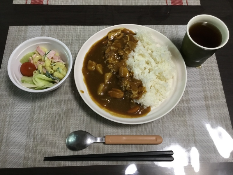 ひまわり荘 夕食 カレーライス 人参のきんぴら付 マカロニサラダ 今日の献立 ひまわり荘 夕食 カレーライス 人参のきんぴら付 マカロニサラダ 今日の献立