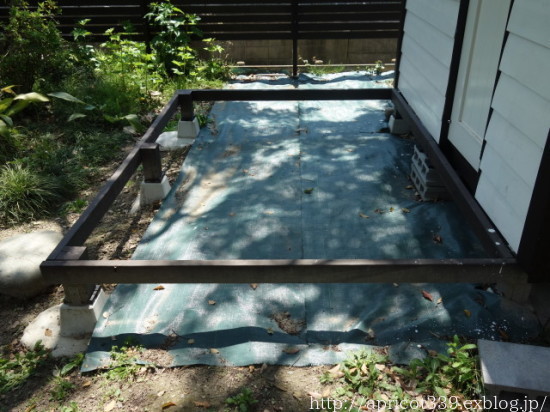 梅雨の庭しごと DIYでガーデンシェッドのウッドデッキ作り_c0293787_14423172.jpg