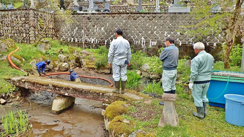 29日には毘沙門堂の「琵琶湖池」で泥上げ作業がありました_c0336902_21405696.jpg