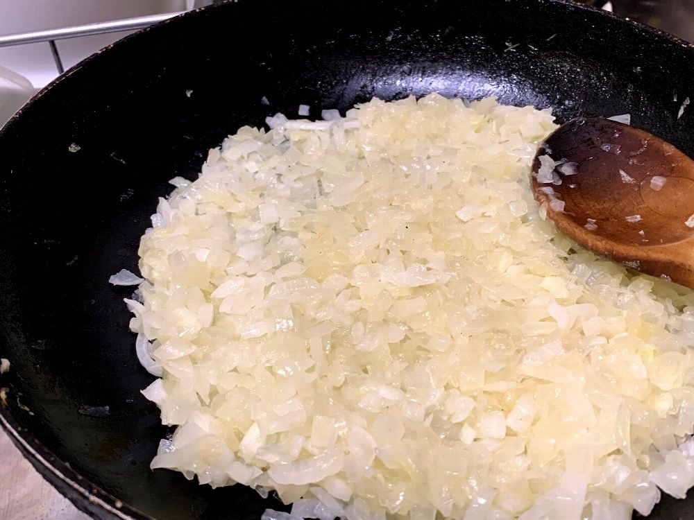 仕事しながら 仕事の合間に料理の仕込み ガジャのねーさんの 空をみあげて Hazle Cucu