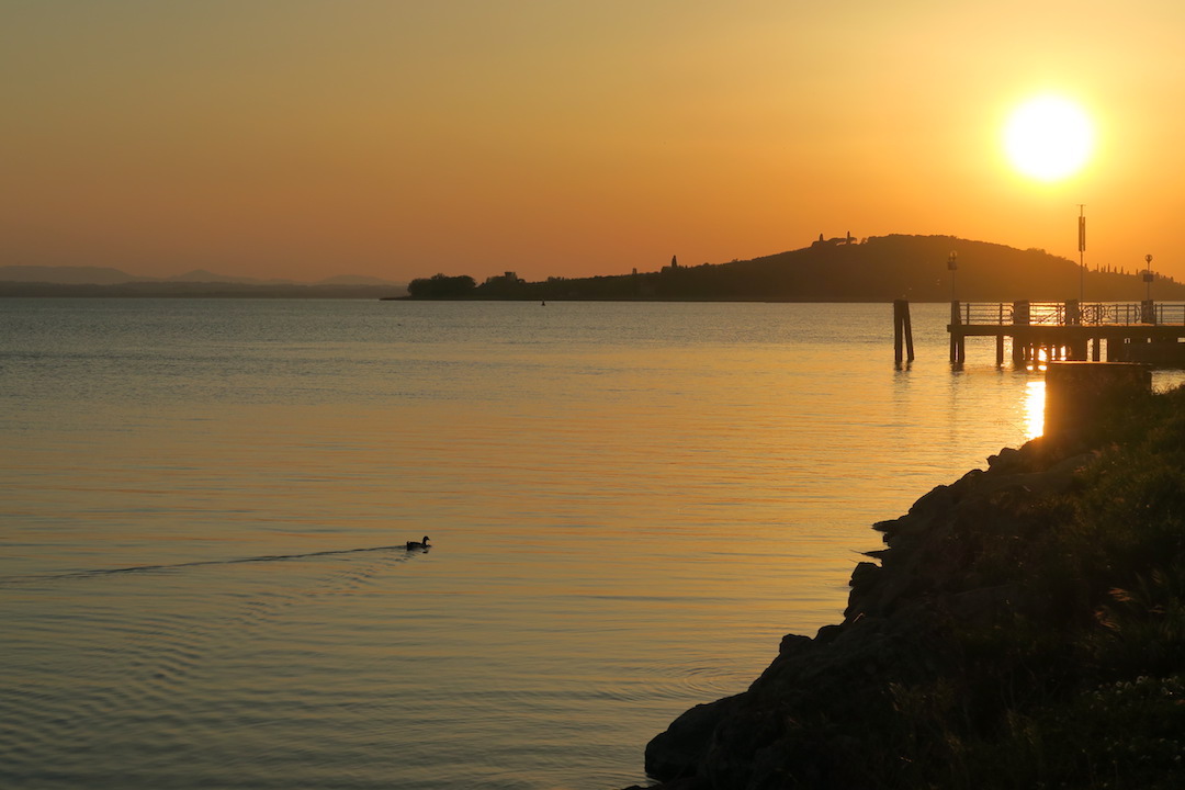 春の島と夕日恋しいトラジメーノ湖、ポルヴェーセ島_f0234936_7581449.jpg