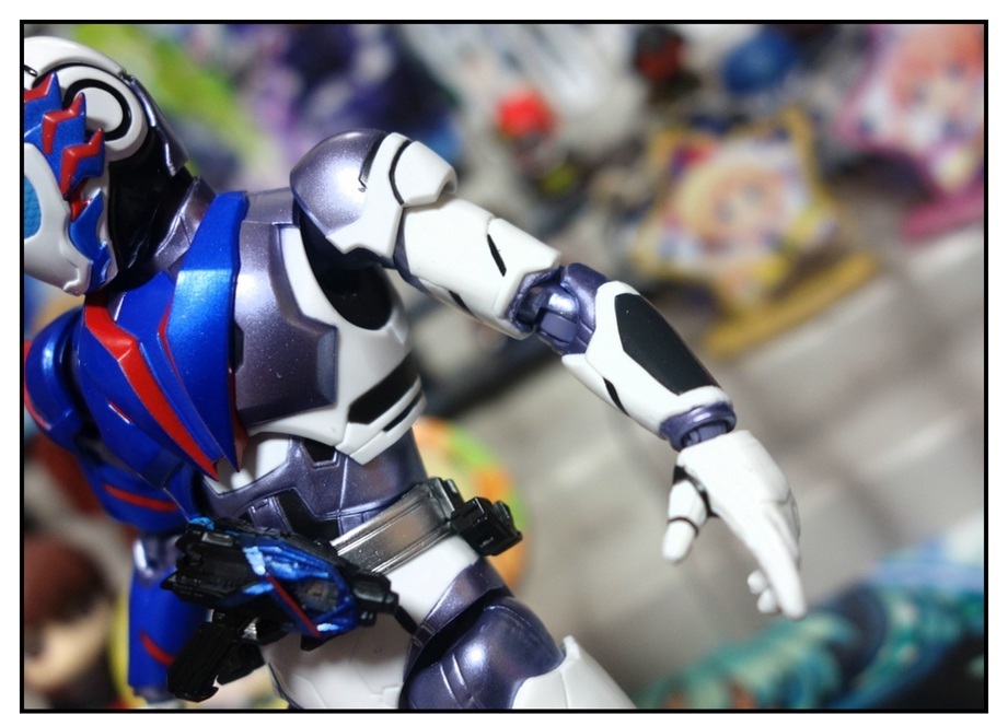 S.H.Figuarts 仮面ライダーバルカン シューティングウルフをレビュー【関節の造形がスゲーよ!!】_f0205396_00050201.jpg