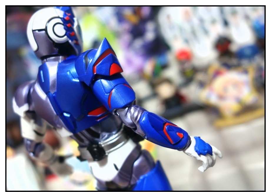 S.H.Figuarts 仮面ライダーバルカン シューティングウルフをレビュー【関節の造形がスゲーよ!!】_f0205396_00050286.jpg