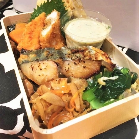 春吉店は今日からお昼限定でお弁当始めま〜す♪_f0232994_09384461.jpg