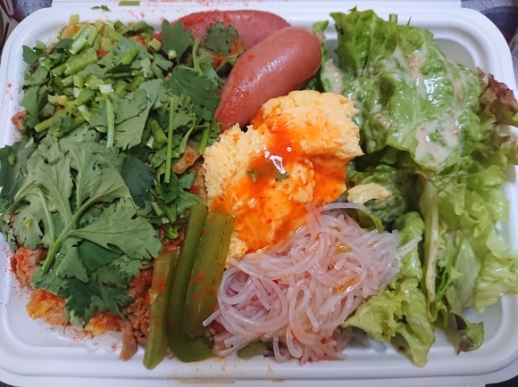 5/9 テイクアウトで地元飲食店を支援 ぞうさん食堂 トムヤムごはん辛めパクチー増し¥650 with ローソンあんずっしりどら焼_b0042308_13471759.jpg