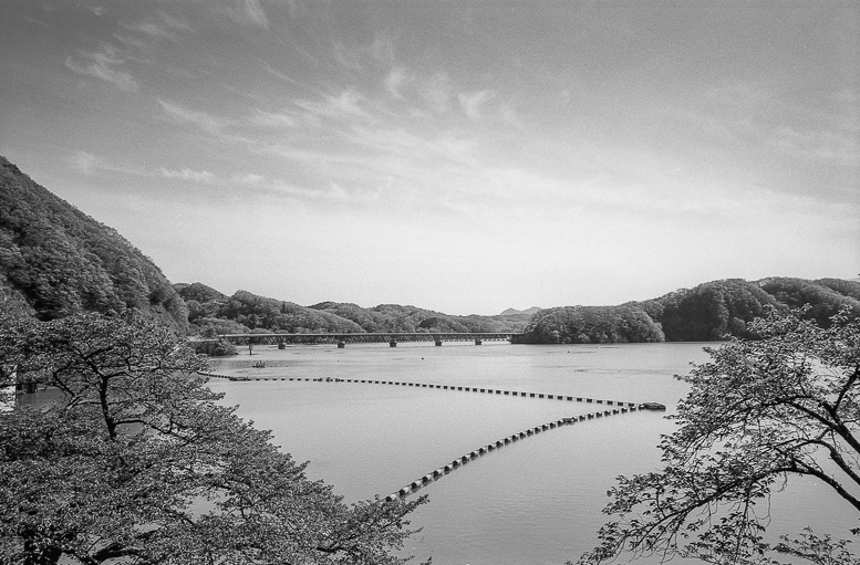 パンクロマチックなダム湖_f0265234_22102939.jpg