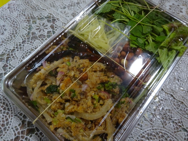 オトーさんのランチ ~ タイ料理をテイクアウトしようとしたら_b0405262_18570971.jpg