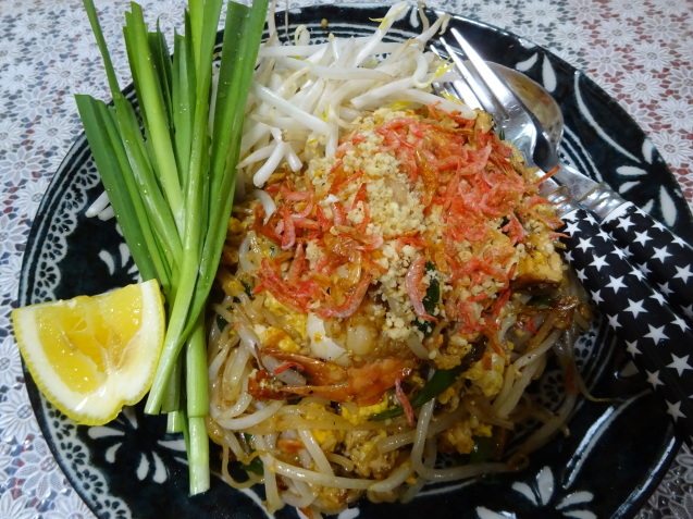 オトーさんのランチ ~ タイ料理をテイクアウトしようとしたら_b0405262_18582427.jpg