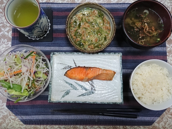 5/10宣言下33日目 焼塩紅鮭辛口納豆めかぶ定食@自宅_b0042308_13524722.jpg
