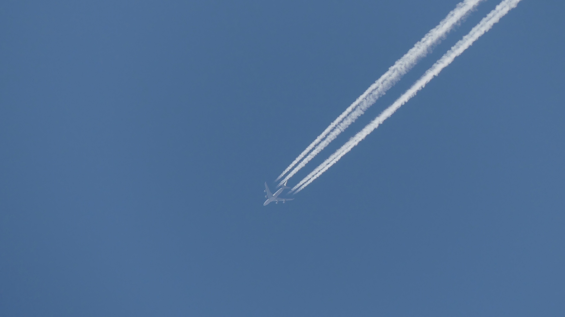 キレイなヒコーキ雲_a0185081_09514562.jpg