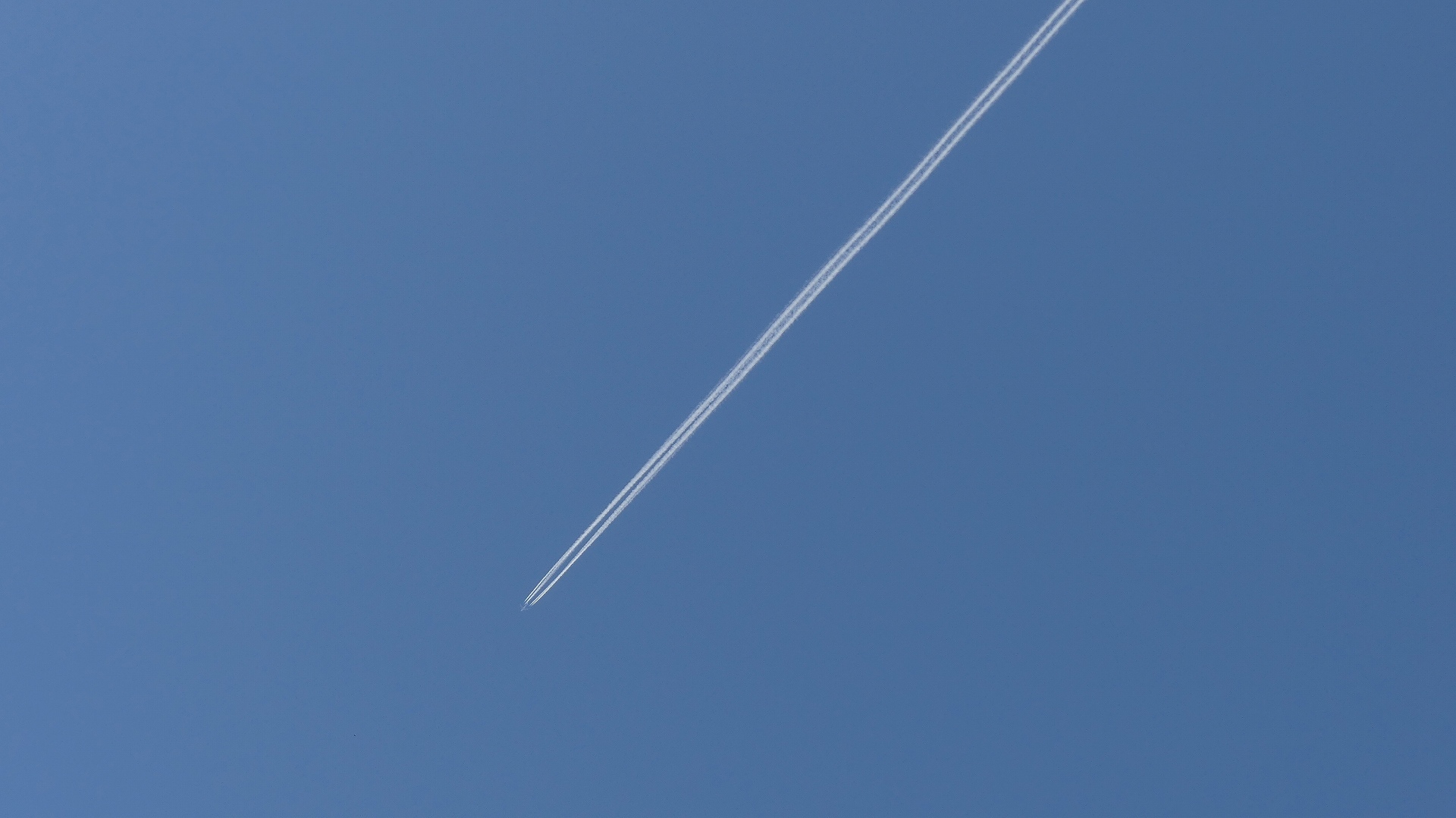 キレイなヒコーキ雲_a0185081_11052017.jpg