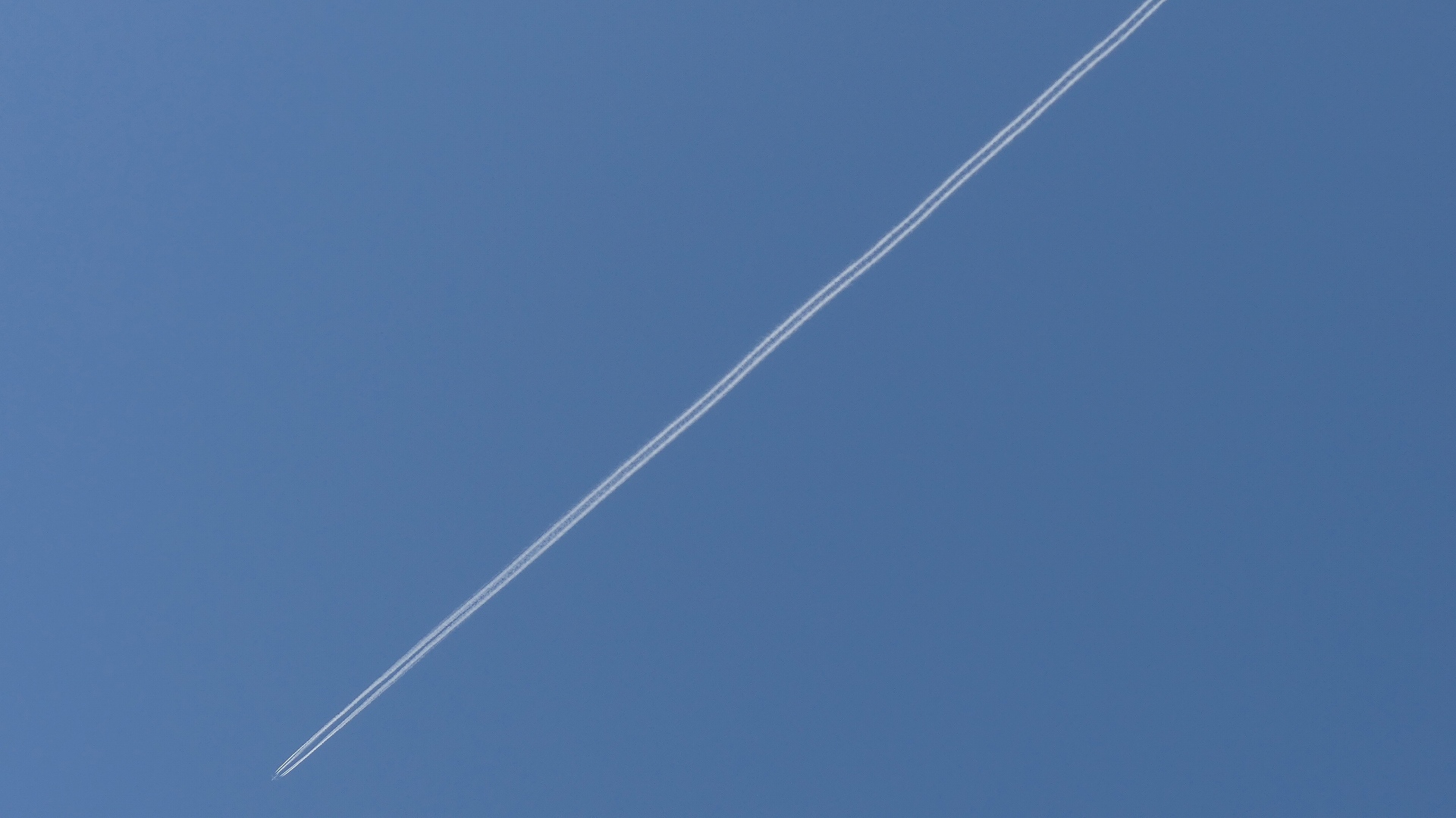 キレイなヒコーキ雲_a0185081_11053523.jpg