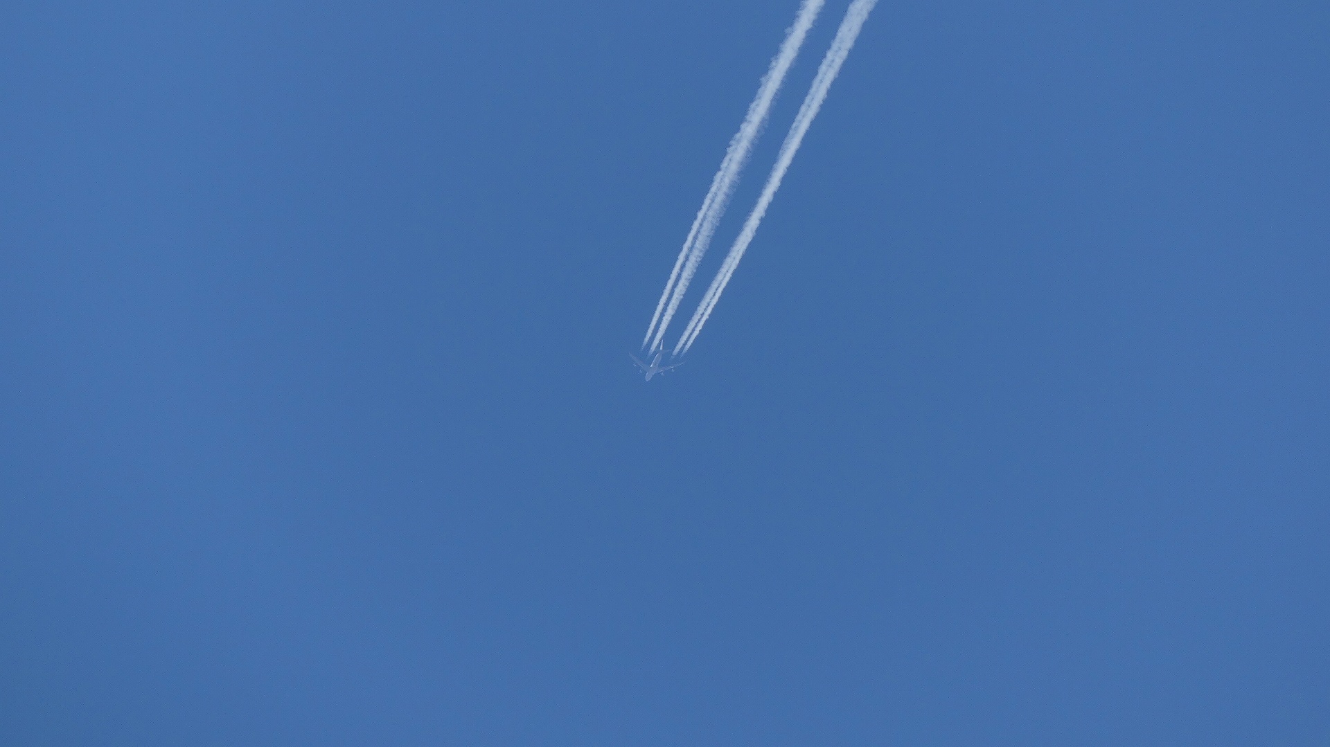 キレイなヒコーキ雲_a0185081_11055968.jpg