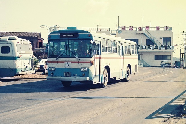 １９９５ 平７ 年早春の戸塚自動車学校の教習車 モノコックバス 赤い電車は臼い線