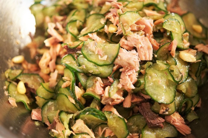 ■火を使わない簡単5分で副菜【鰹なまり節/胡瓜/松の実の和え物】調味料2つだけ!!_b0033423_22484802.jpg