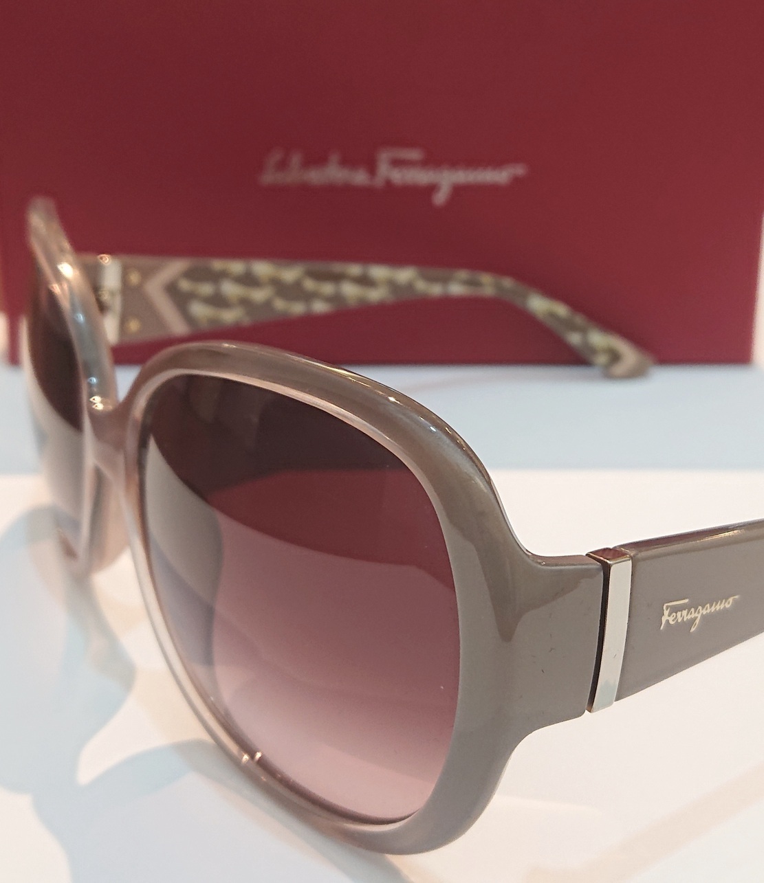 Salvatore Ferragamoのサングラス入荷😎_b0321285_17435382.jpeg