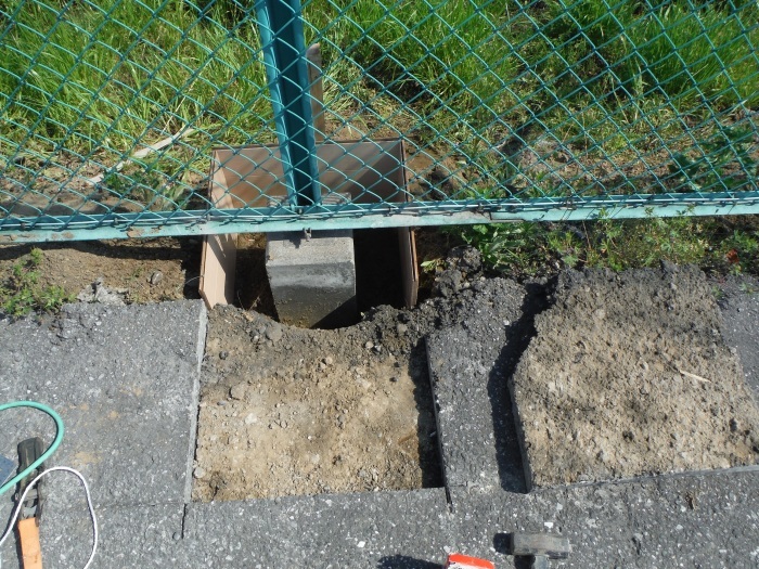 台風で被害を受けたフェンス ~ フェンス柱の補強。_d0165368_16110656.jpg