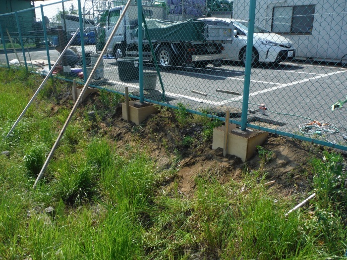 台風で被害を受けたフェンス　～　フェンス柱の補強。_d0165368_16111638.jpg