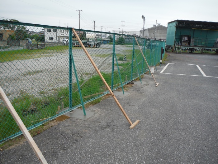 台風で被害を受けたフェンス ~ フェンス柱の補強。_d0165368_16115055.jpg