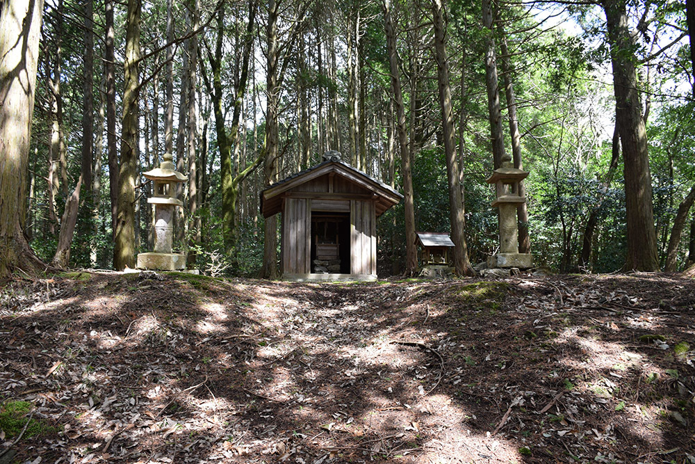 丹波の名族足立氏の居城、山垣城跡。 その2 <曲輪群>_e0158128_16103557.jpg