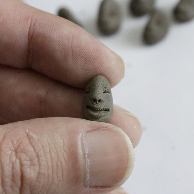 「置き土産」プロジェクト用に制作中の、豆粒サイズの陶芸作品_c0060143_10043758.jpg