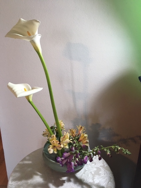 庭にある花で生け花を試みる_e0350971_23582222.jpg