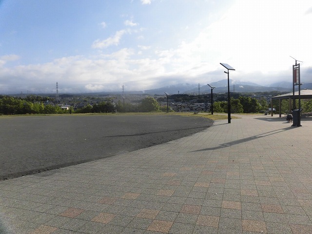 朝日も徐々に強くなり、陽焼けで黒くなりました 朝の散歩「原田公園コース」_f0141310_07445202.jpg