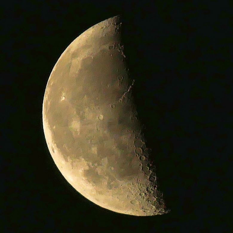 早起きして明け方の月を撮る。月齢２２日。火星接近だったがちょっと離れ過ぎ・・・家（の近く）で写真を！ シリーズ_a0031821_11165766.jpg