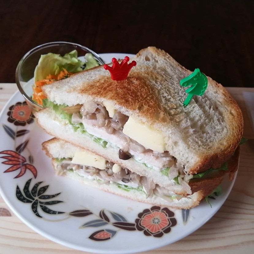 きのことカマンベールのサンドイッチ 素人珈琲と雑貨 よつばカフェ