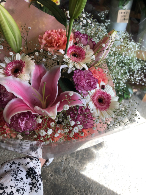 母の日に感謝の花束 目黒区 都立大の 花屋 Moco 花と 植物で楽しい毎日 一人で全力で営業中 母の日に感謝の花束 目黒区 都立大の 花屋 Moco 花と 植物で楽しい毎日 一人で全力で営業中