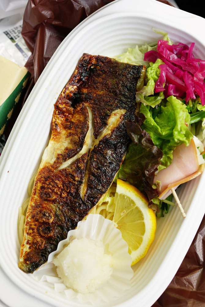 ウチで食べよう 那覇のお弁当 48PANの野菜もりもり弁当と九州味処すかぶら塩さば弁当_b0049152_18243121.jpg