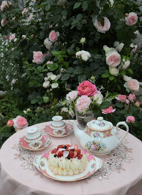 バラが咲いたお祝いのお茶会 バラとハーブのある暮らし Salon De Roses