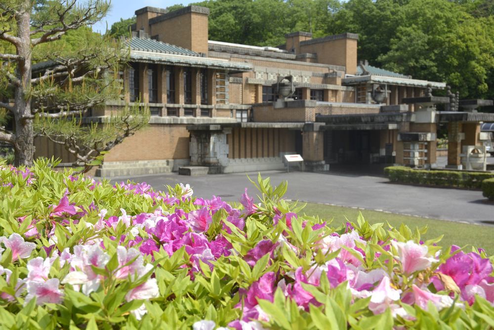 帝国ホテル中央玄関とツツジの花_e0373930_10080368.jpg