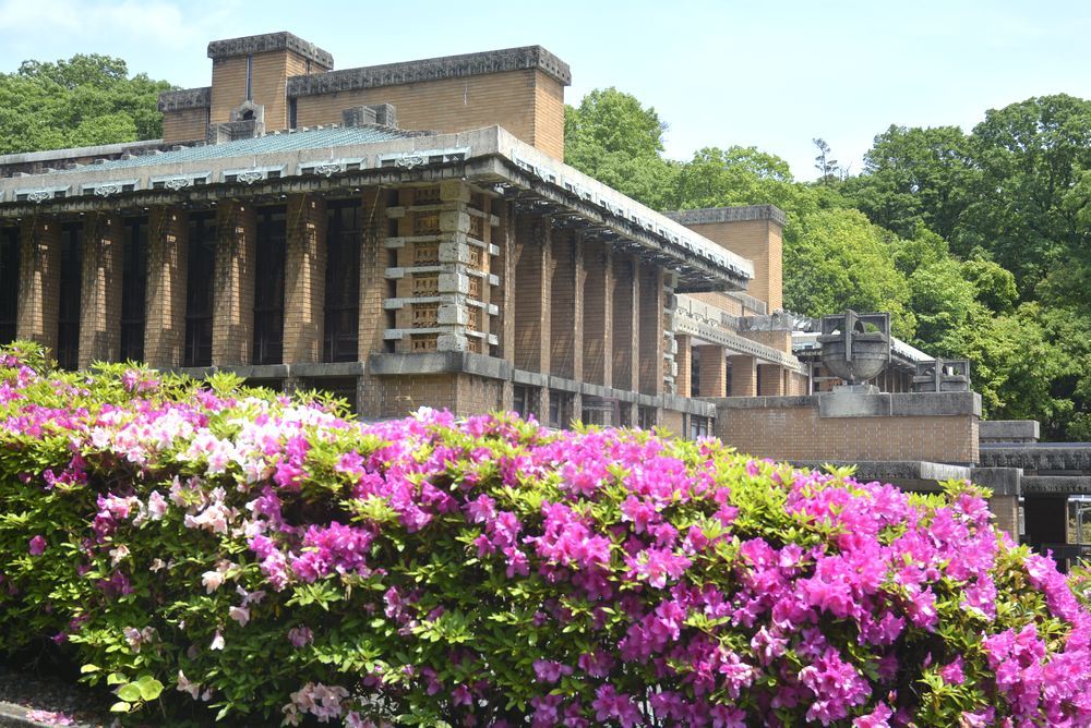 帝国ホテル中央玄関とツツジの花_e0373930_10082977.jpg