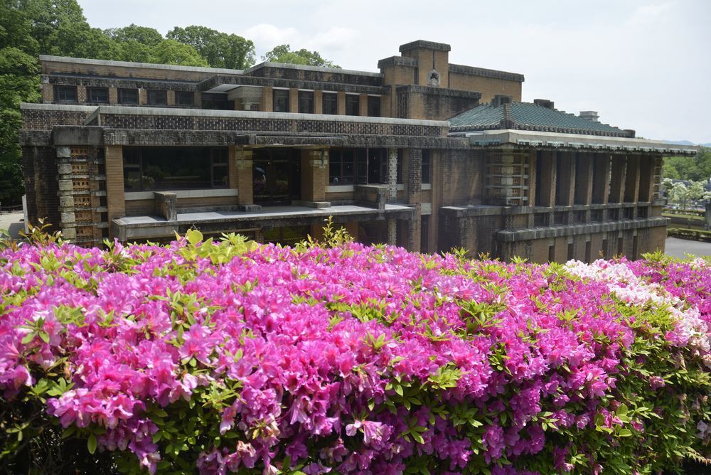 帝国ホテル中央玄関とツツジの花_e0373930_10101723.jpg